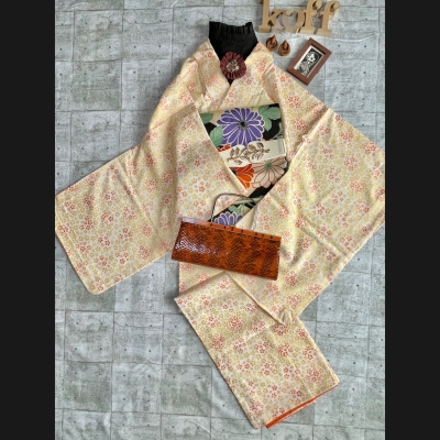 湖布セパ着物 クリーム色花柄正絹小紋